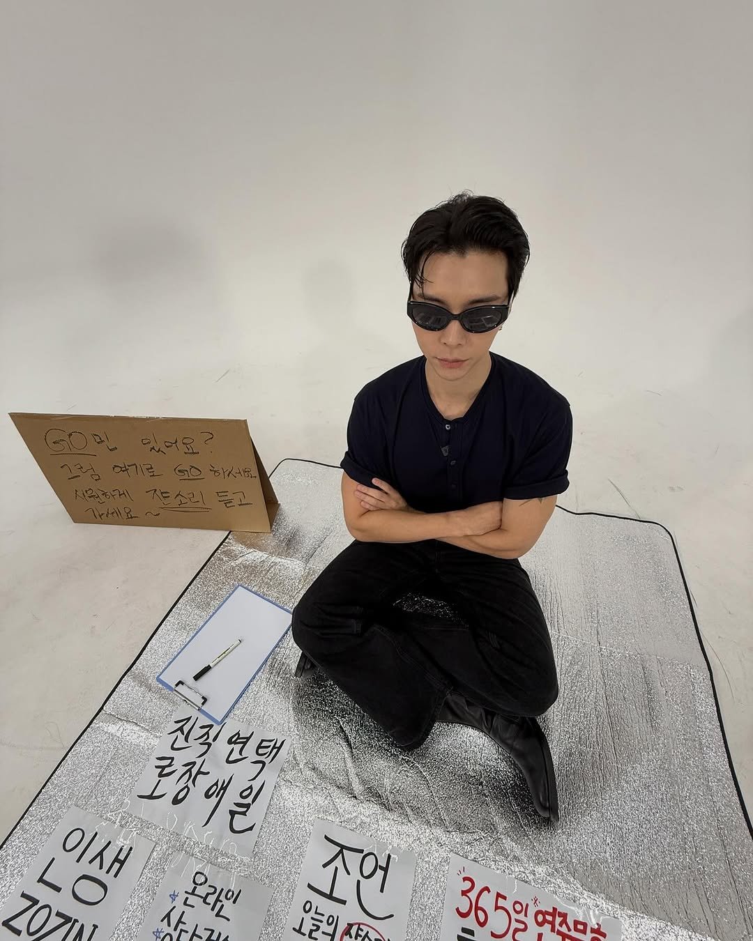 Photo by Johnny Suh on October 09, 2025. May be an image of 1 person, eyeglasses and text that says 'Z07IN LO 이새 로장애원 진직연택 조언 365² 365일어지마~'.