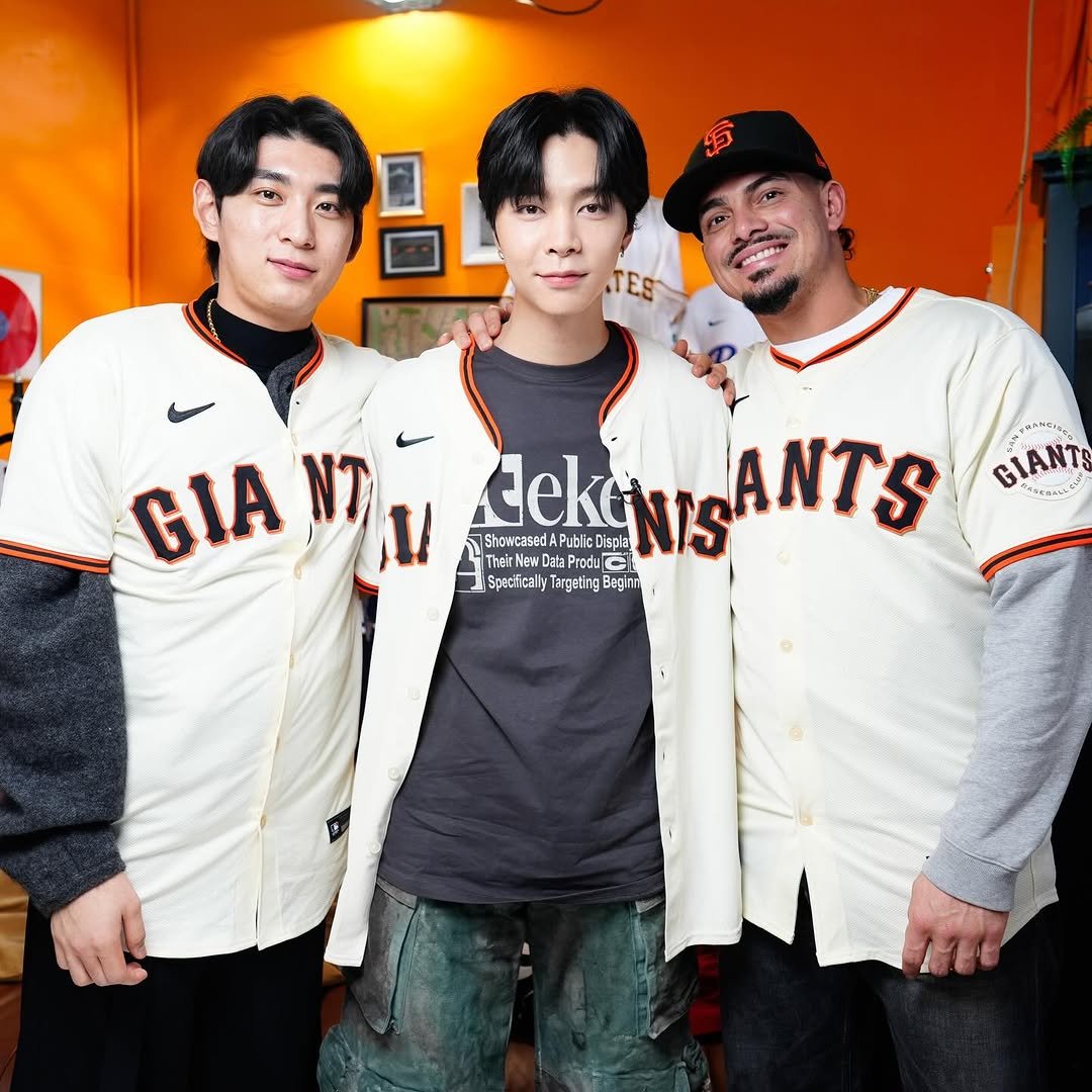 Photo by San Francisco Giants in Seoul, South Korea with @mlb, @willy2802, @hoohoohoo__, @mlb.korea, @nct, and @johnnyjsuh. May be an image of one or more people, bangs, people playing baseball and text.