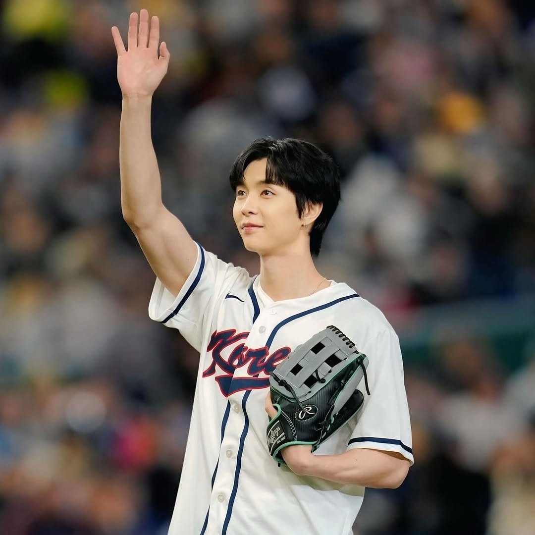 johnnyjsuh 게시물 이미지: JOHNNY of NCT threw out the first pitch to...