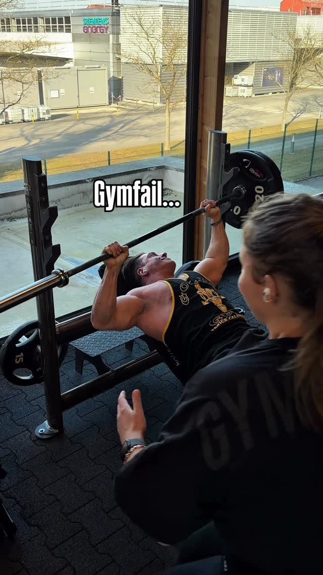 johnymuenster 게시물 이미지: That was close!🫣

…

#bodybuilding #gym...