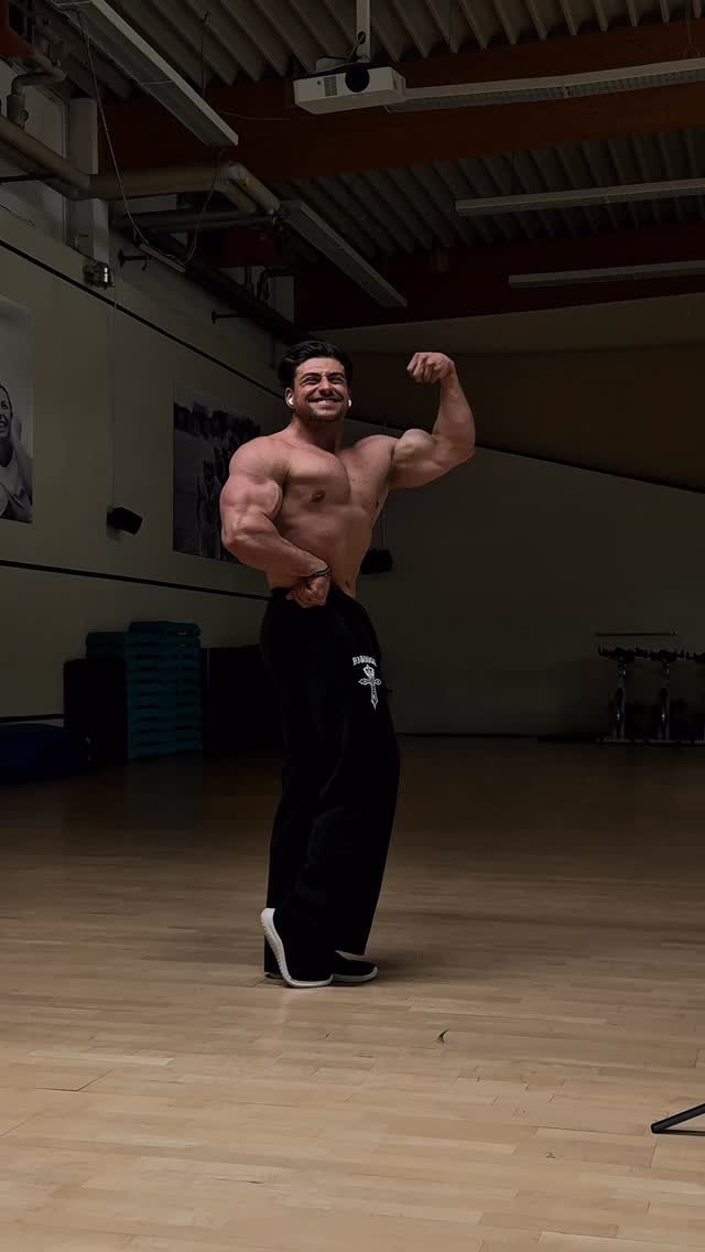 johnymuenster 게시물 이미지: I skip calfs!😨😱

…

#bodybuilding #fitness...