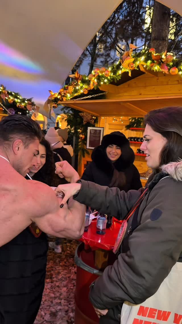 johnymuenster 게시물 이미지: Bodybuilder at the Christmas...