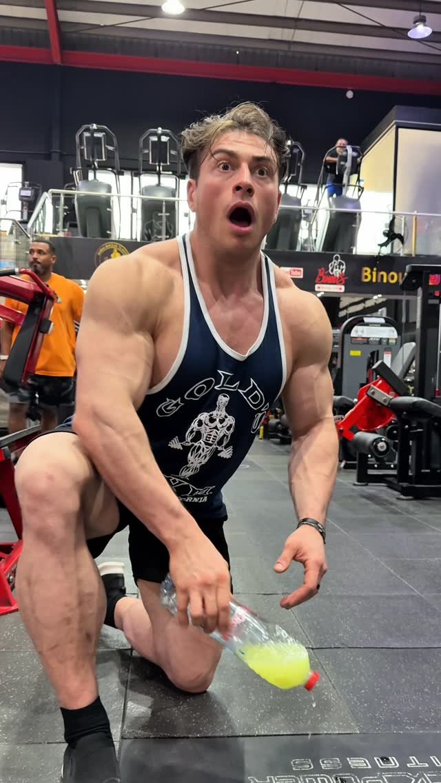 johnymuenster 게시물 이미지: Skipping Legs like a pro!🤣

…

#bodybuilding...