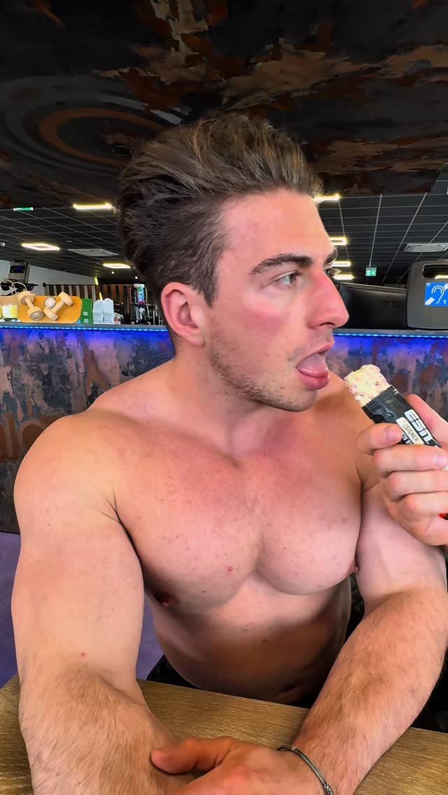 johnymuenster 게시물 이미지: Wanna be fed by us?😏

…

#bodybuilding...