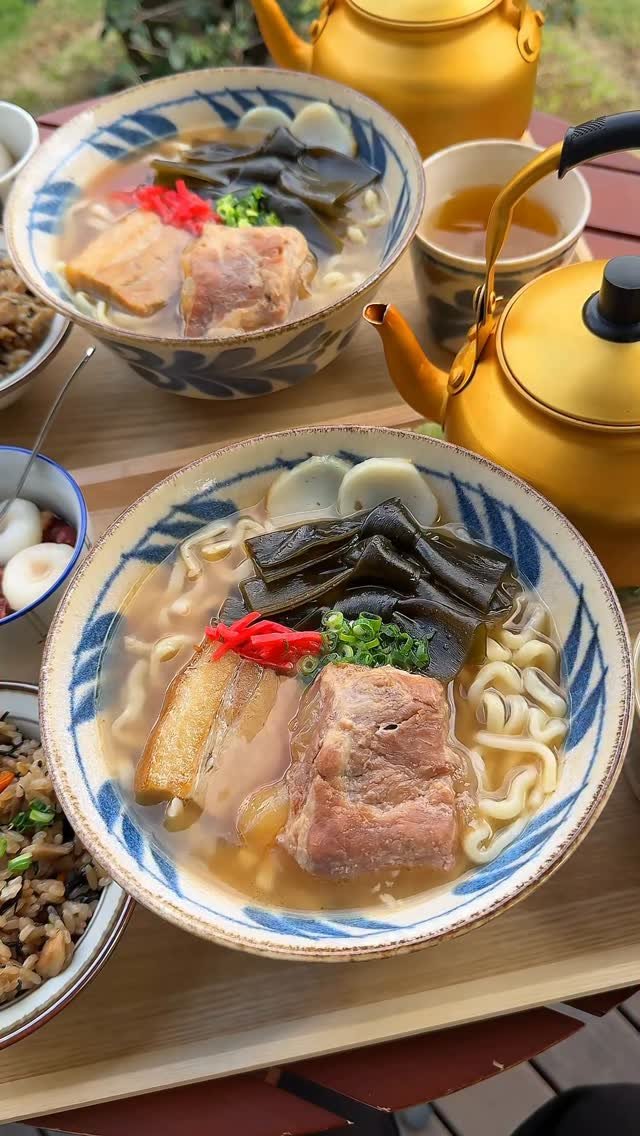 joker_gourmet 게시물 이미지: 沖縄の庭園風景を楽しみながら食べる絶品沖縄そばを紹介します🍜

【てぃーち】
◎沖縄そば...