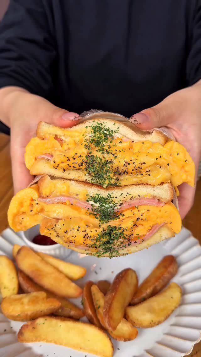 joker_gourmet 게시물 이미지: 卵6個使った極厚オムレツを挟んだ迫力満点サンドイッチを紹介します🥪

【チャームサイドサンドイ...