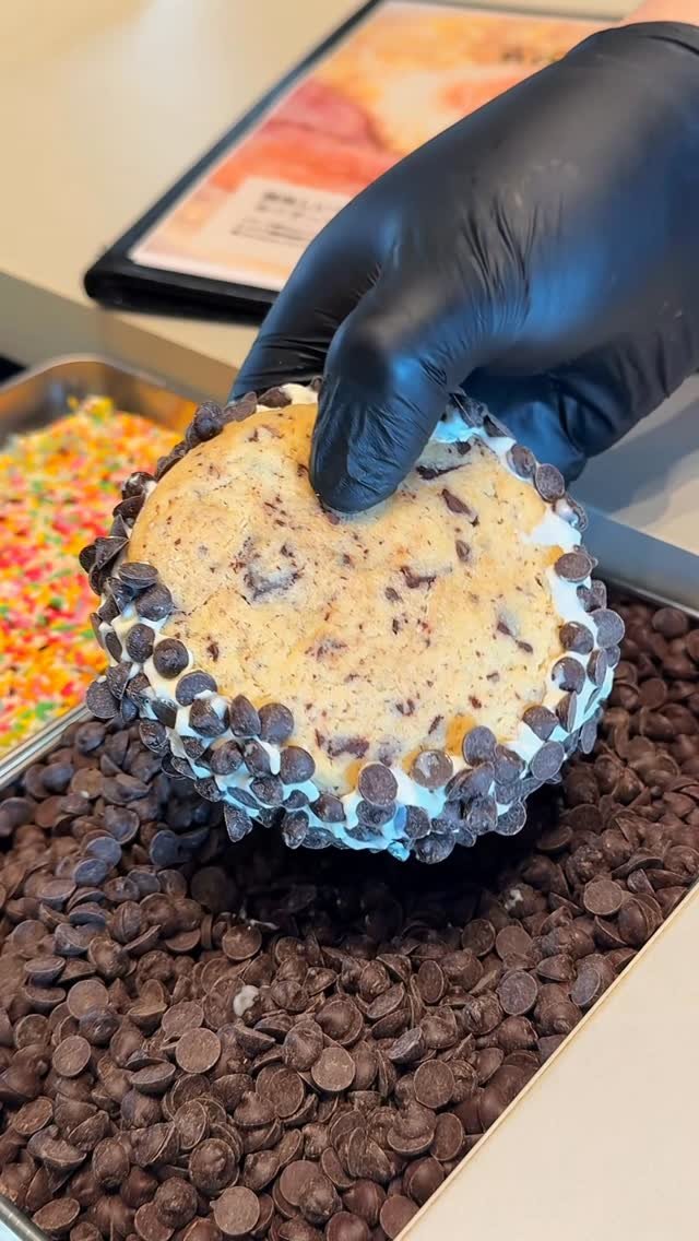 joker_gourmet 게시물 이미지: 全人類の夢が詰まったチョコたっぷりクッキーアイスサンドを紹介します🍪

【Booon】
◎クッ...