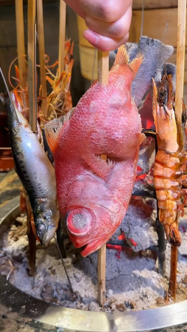 joker_gourmet 게시물 이미지: 塩のプロが元気よく焼きあげる炉端焼きを紹介します🐟

【三ノ宮産直市場...
