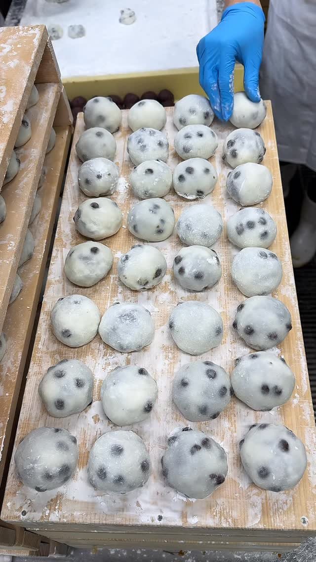 joker_gourmet 게시물 이미지: 毎日1,000個売り切れる黒豆たっぷり手作り豆大福を紹介します🍵

【葛飾 伊勢屋...