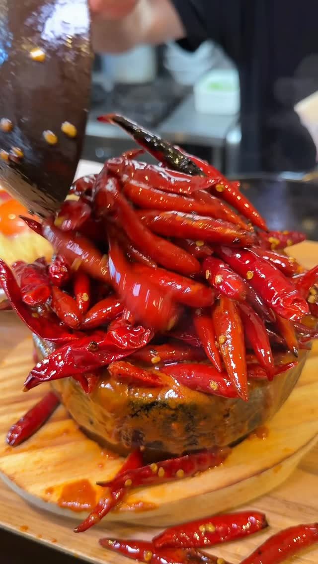 joker_gourmet 게시물 이미지: 泣く子も黙る世界一危険な激辛唐辛子つけ麺を紹介します🍜

【担々麺...