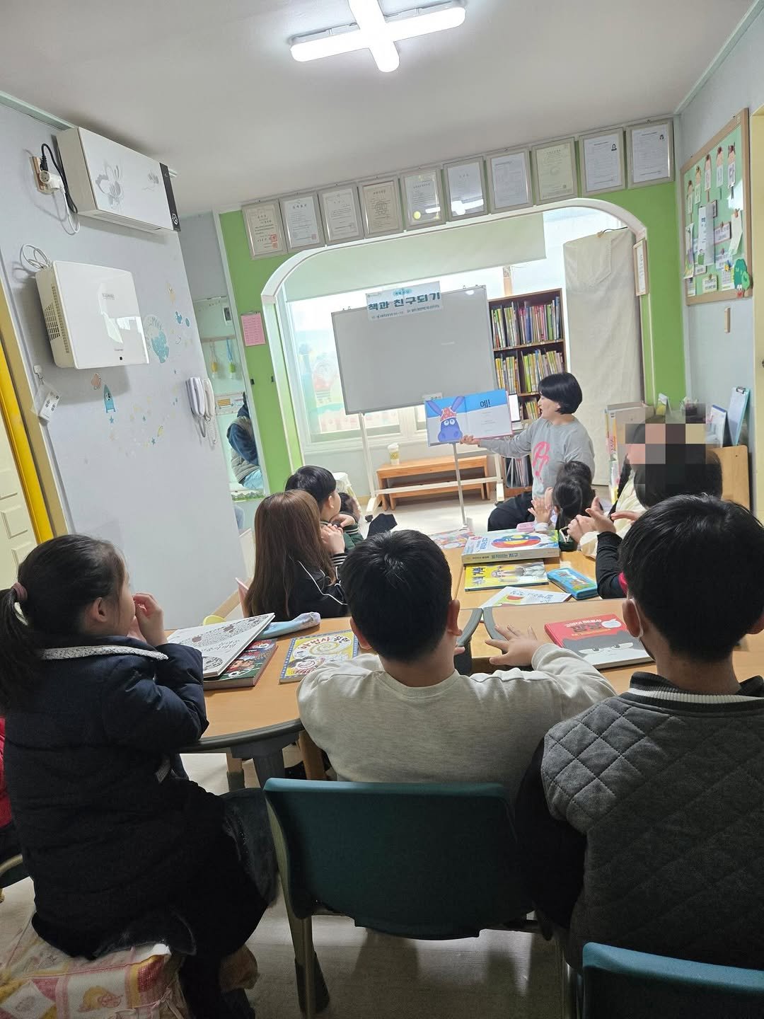 Photo by 명랑한 책방 on March 28, 2026. May be an image of one or more people, people studying, childrens toy, table and text.