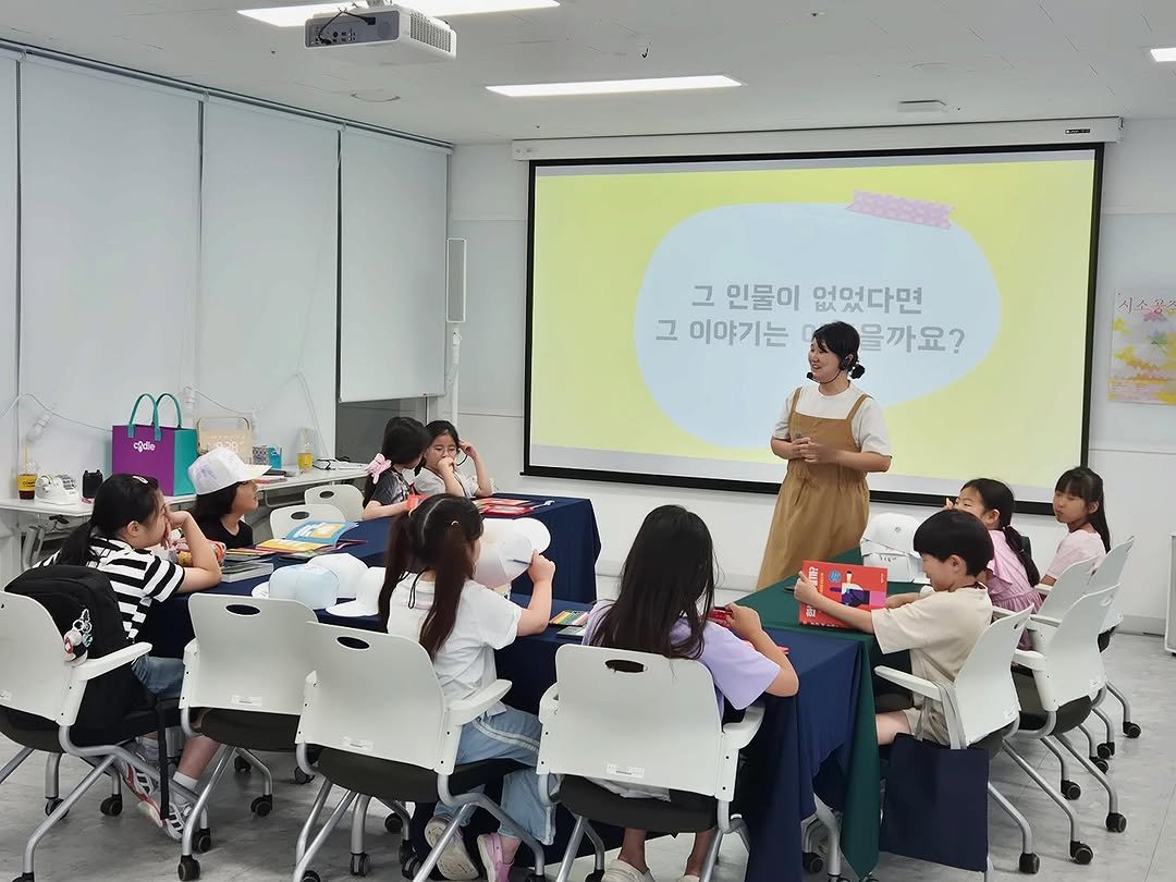 Photo by 명랑한 책방 on July 11, 2025. May be an image of 11 people, people studying and text that says '- cjdio 그 인물이 없었다면 그 이야기는 을까요?'.