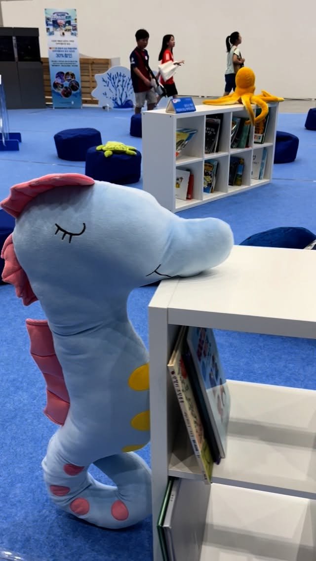 jolly.books.official 게시물 이미지: 오랜만에 독자 분들 만나러 나왔어요!
여기는 수원 북키즈콘입니다🤗