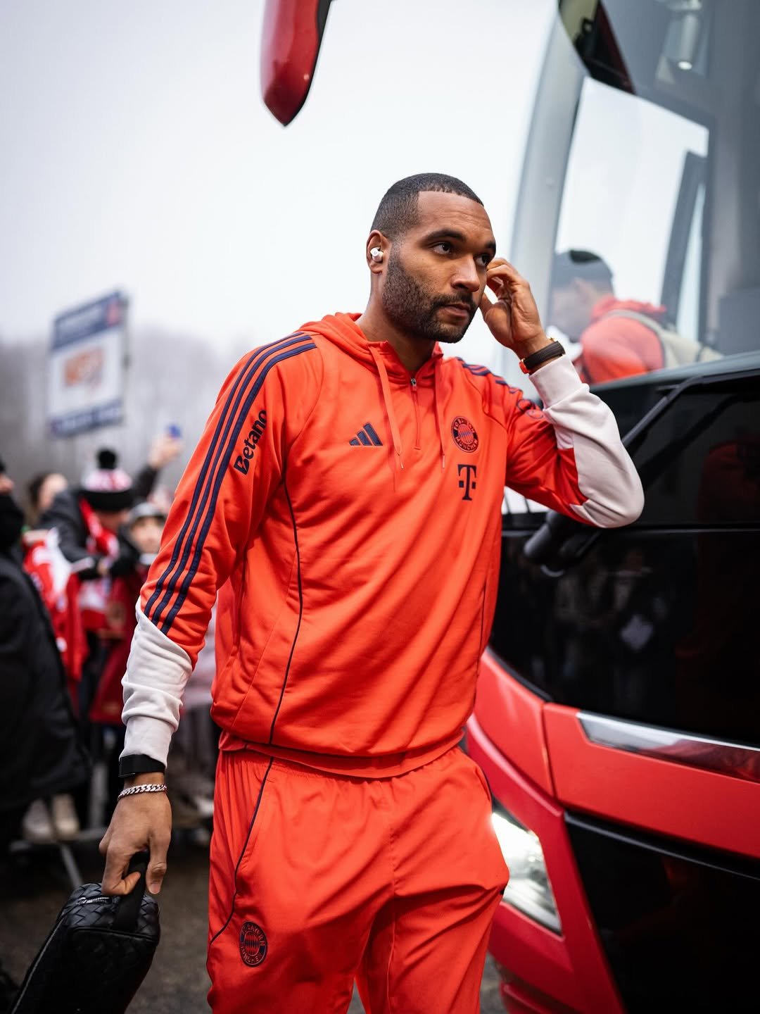 Photo by Jonathan Tah on December 21, 2025. May be an image of football, soccer, sweatsuit, sportswear, stadium and text that says 'Betano Betano seta T MSES2'.