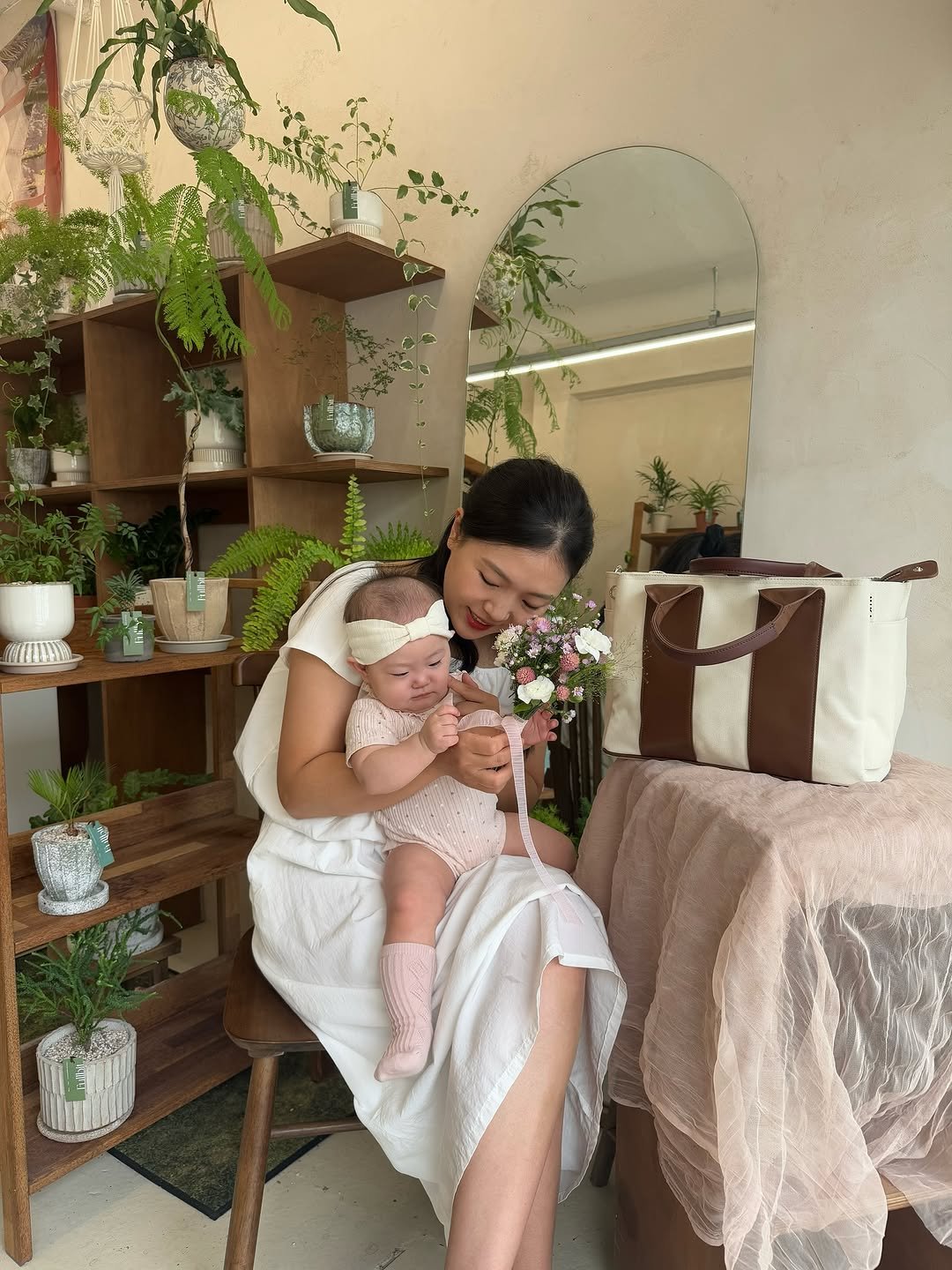 Photo shared by 죠니 혹은 체리맘 on September 18, 2025 tagging @fullbit_flowershop, @mikastudio_official, and @gwakzi. May be an image of 1 person, baby, sling and text.