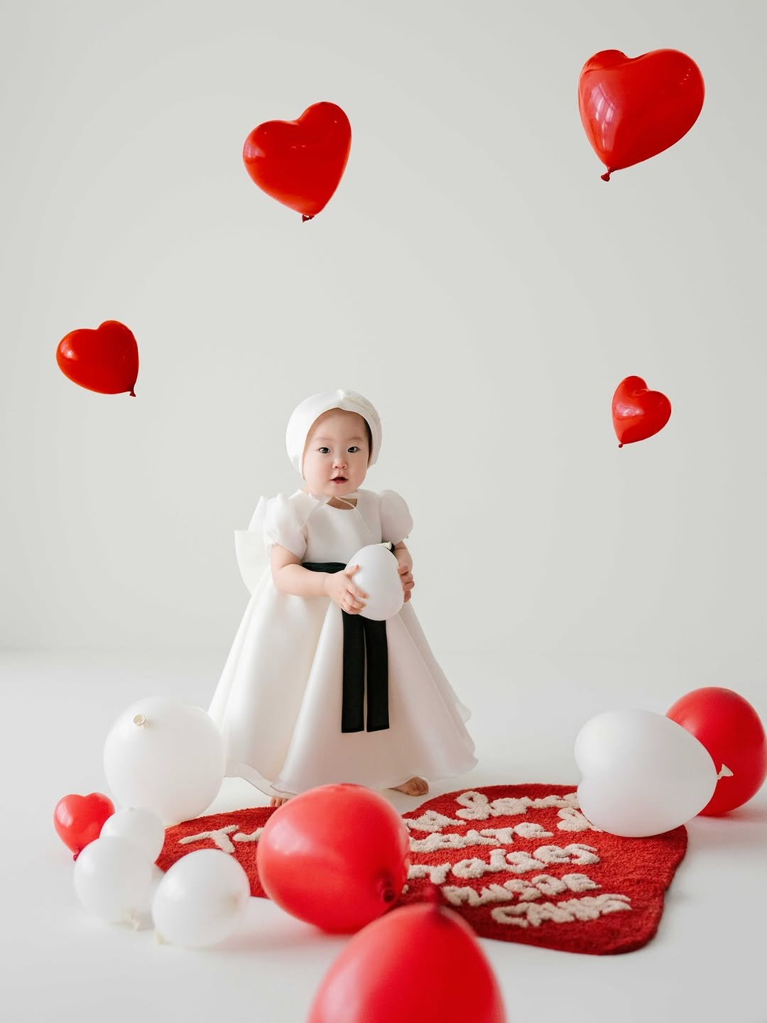 Photo shared by 죠니 on January 11, 2026 tagging @kiiimansu, and @gwakzi. May be an image of heart, toy, balloon and text.