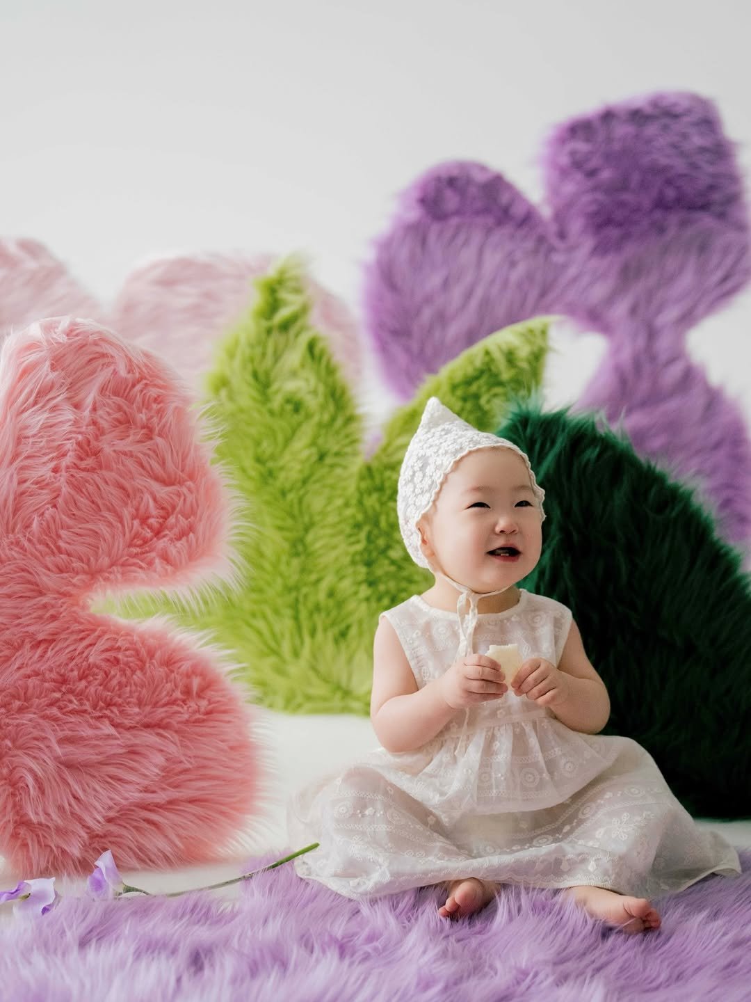 Photo shared by 죠니 on January 09, 2026 tagging @kiiimansu, and @gwakzi. May be an image of baby, flower and text.