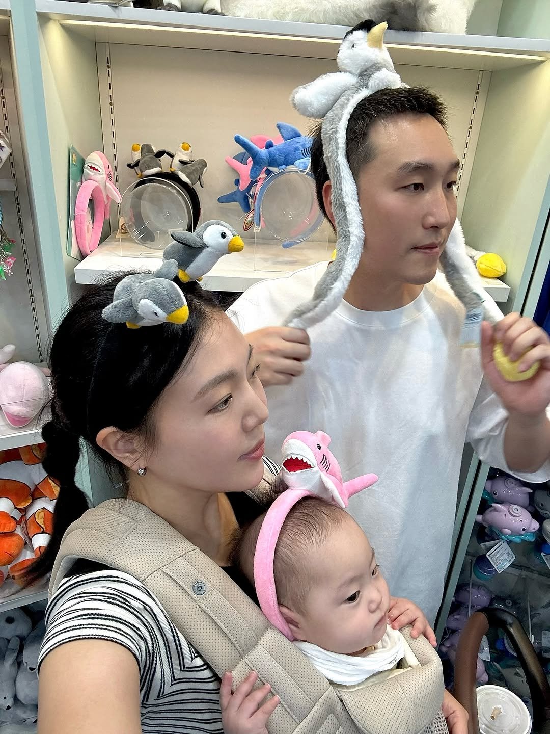 Photo shared by 죠니 혹은 체리맘 on October 07, 2025 tagging @kiiimansu, and @gwakzi. May be an image of 2 people, baby and text.