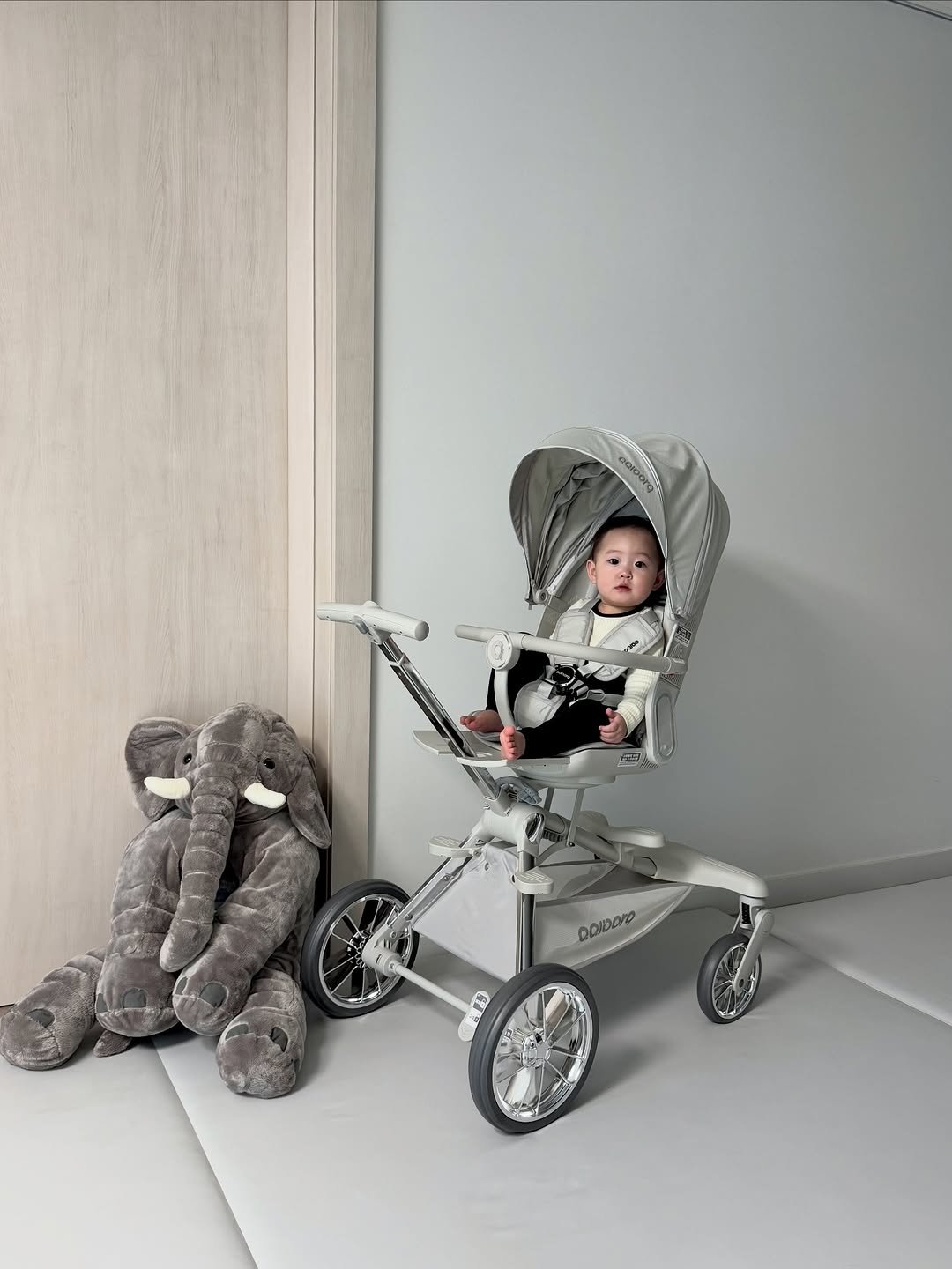 Photo shared by 죠니 on February 23, 2026 tagging @aalborg.official. May be an image of baby, playpen, baby bed, buggy, chair and text.