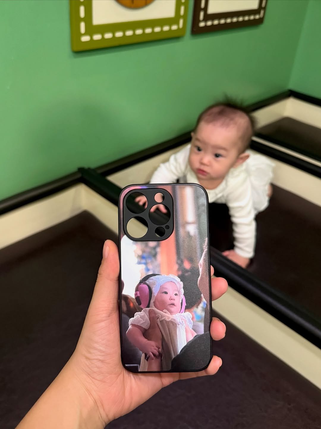 Photo by 죠니 혹은 체리맘 on October 16, 2025. May be an image of baby and phone.