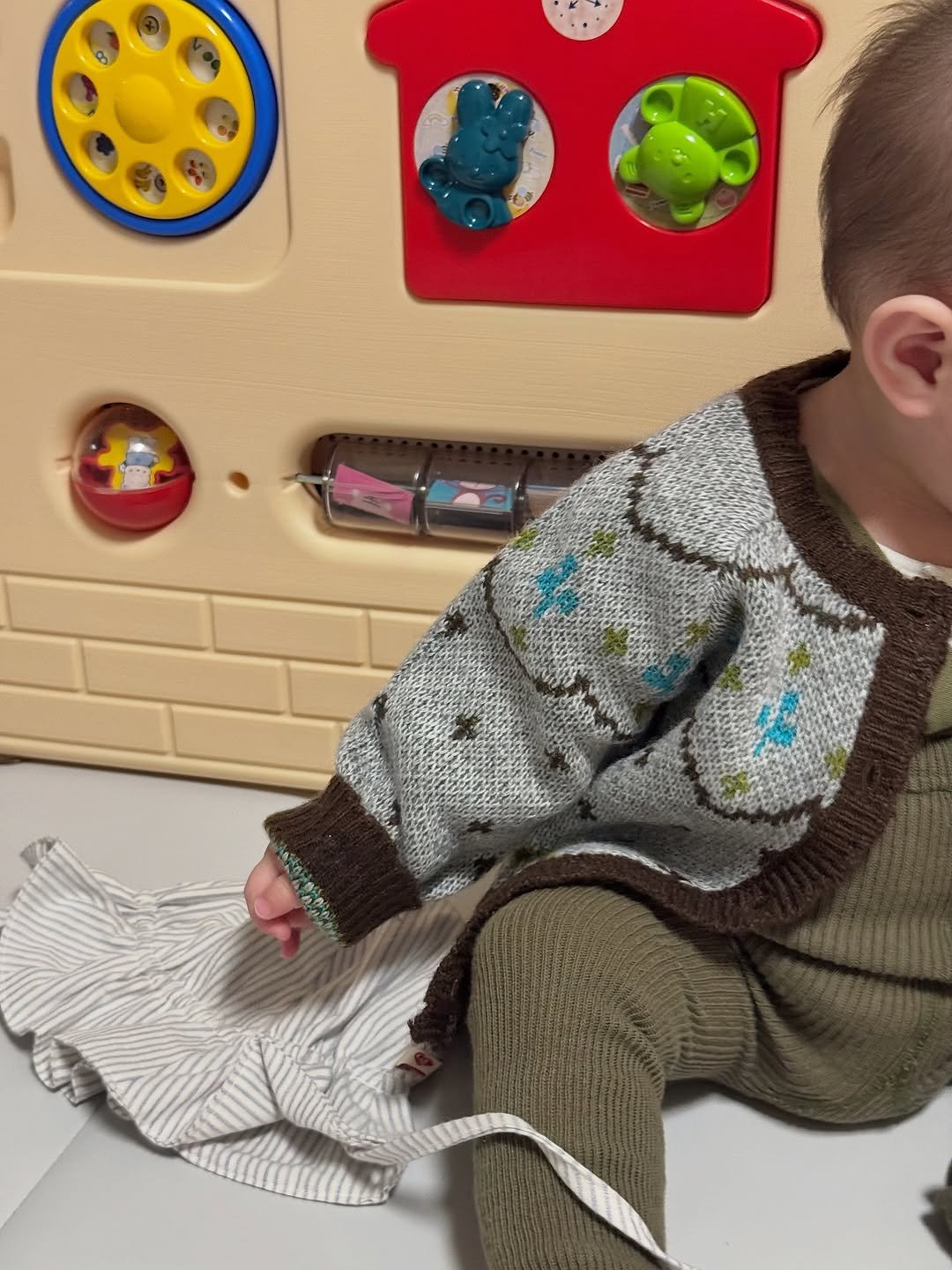 Photo shared by 죠니 혹은 체리맘 on September 26, 2025 tagging @moimoln, @sillysilas_kidsclothing, and @ccoshong. May be an image of 1 person, child, lace and toy.