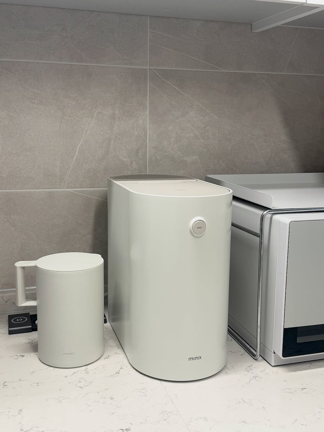 Photo shared by 죠니 혹은 체리맘 on September 15, 2025 tagging @minix_official. May be an image of speaker, water heater, generator, air conditioner, refrigerator, water filter, thermostat, stereo and text.