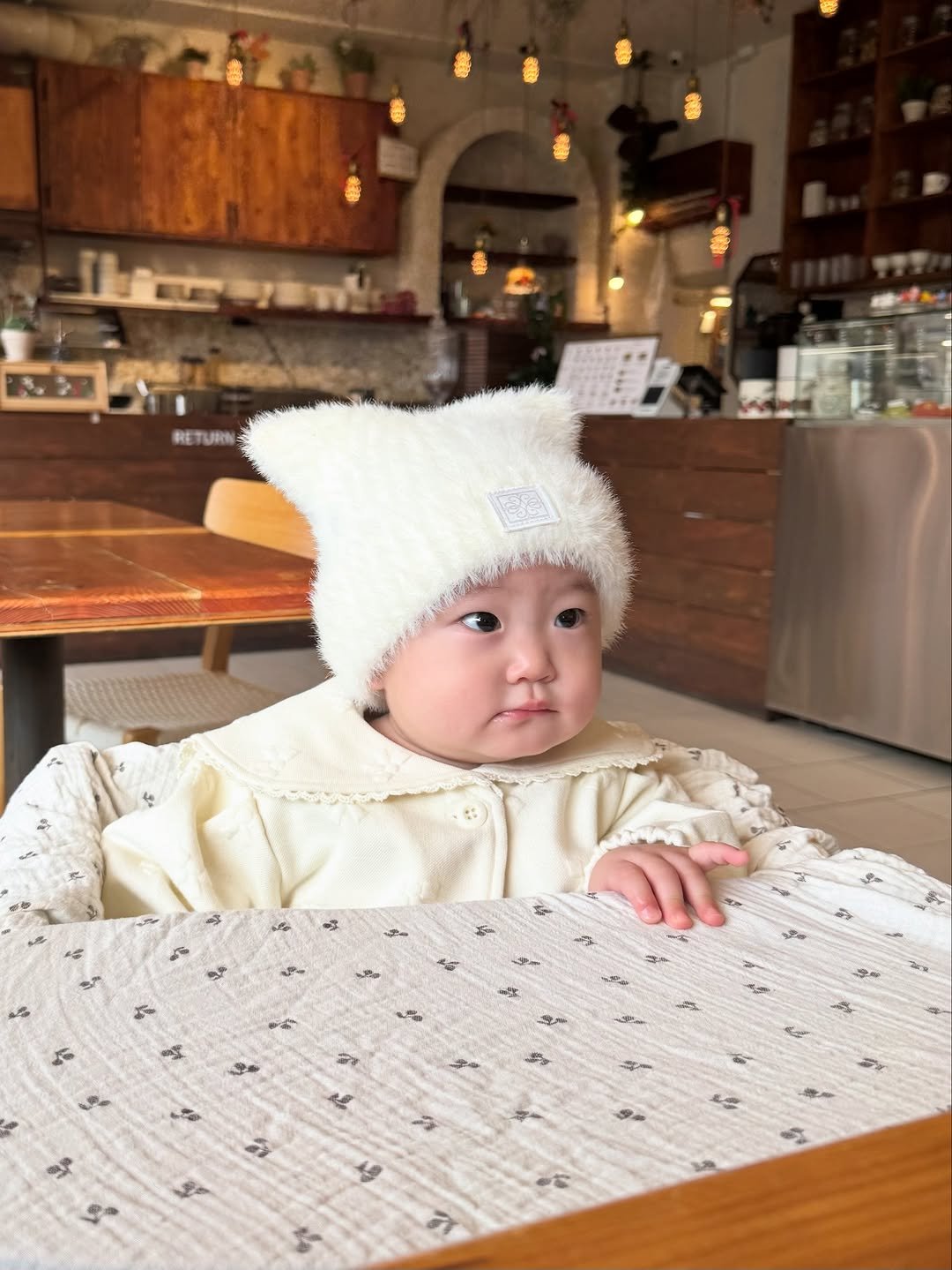 Photo by 죠니 혹은 체리대박맘 on October 30, 2025. May be an image of baby, duffle coat, hat and cornflower.