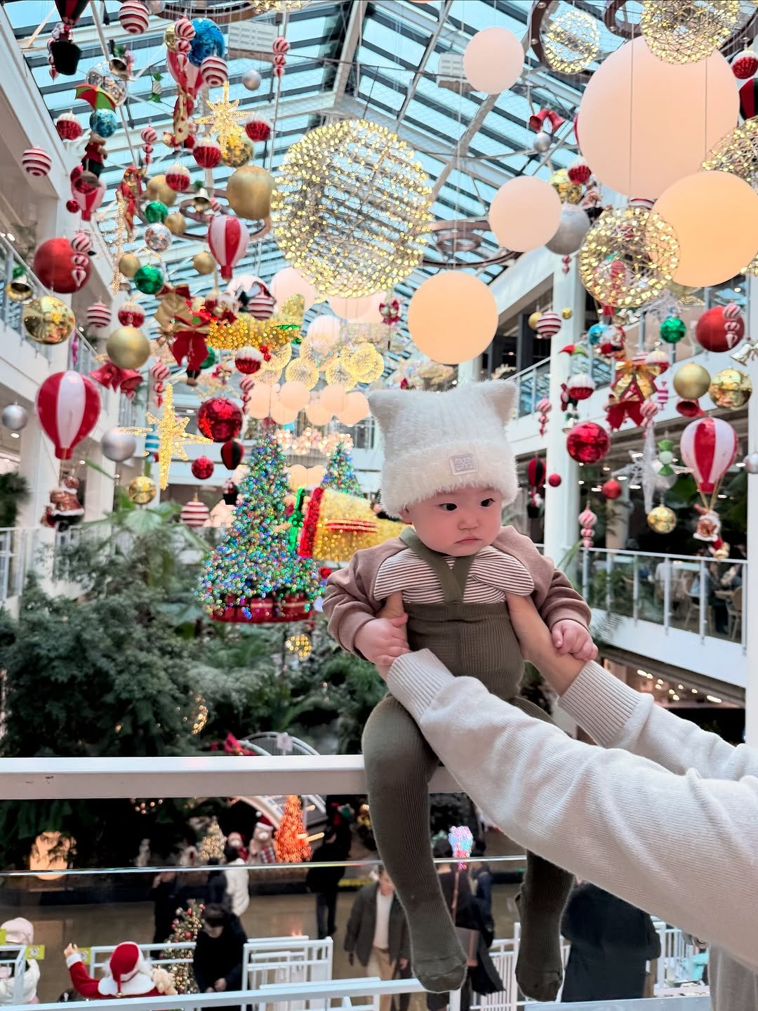 Photo by 죠니 혹은 체리대박맘 on December 14, 2025. May be an image of baby, christmas tree and text.