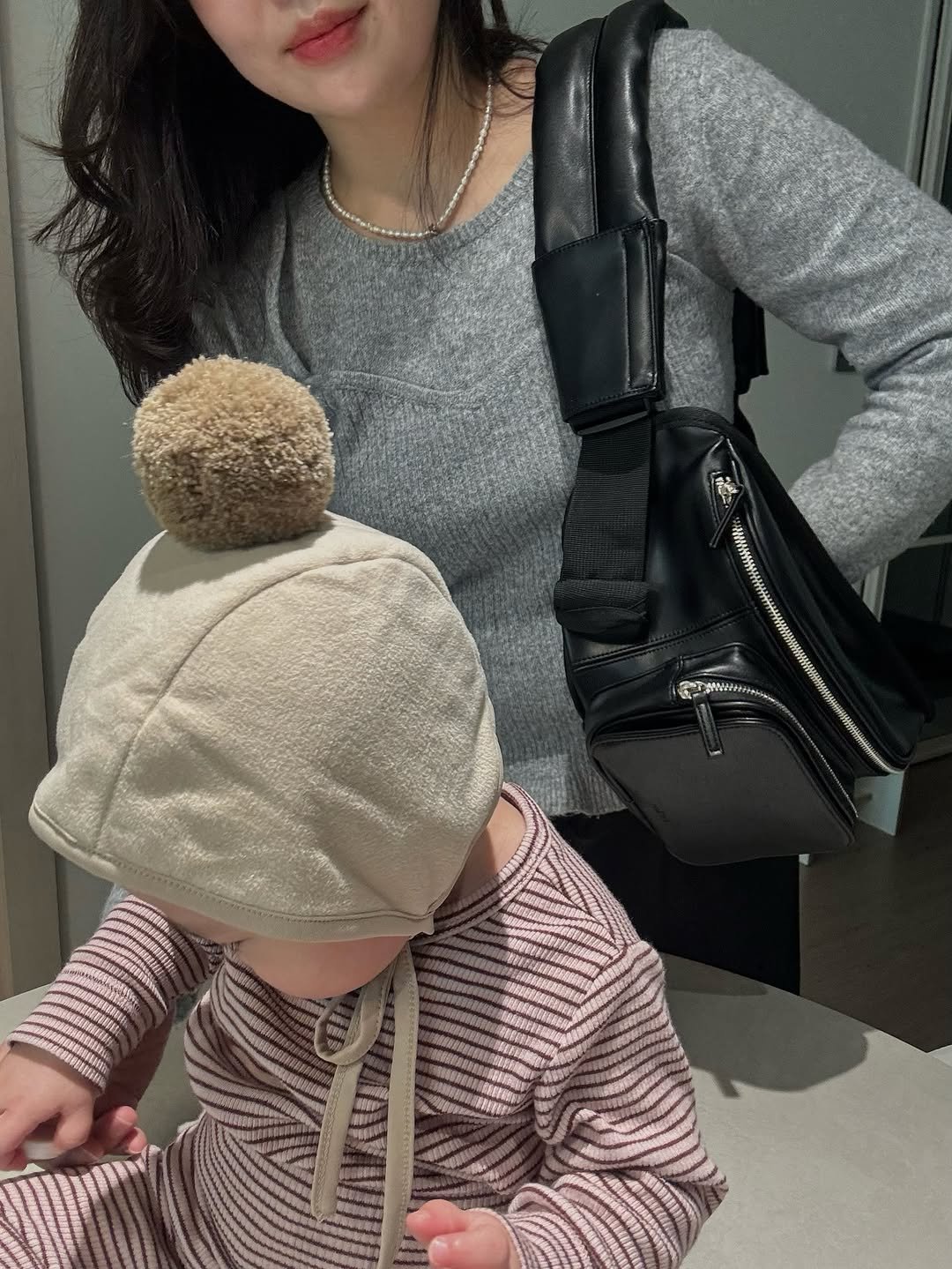 Photo by 죠니 혹은 체리맘 on October 30, 2025. May be an image of baby, duffle coat and hat.