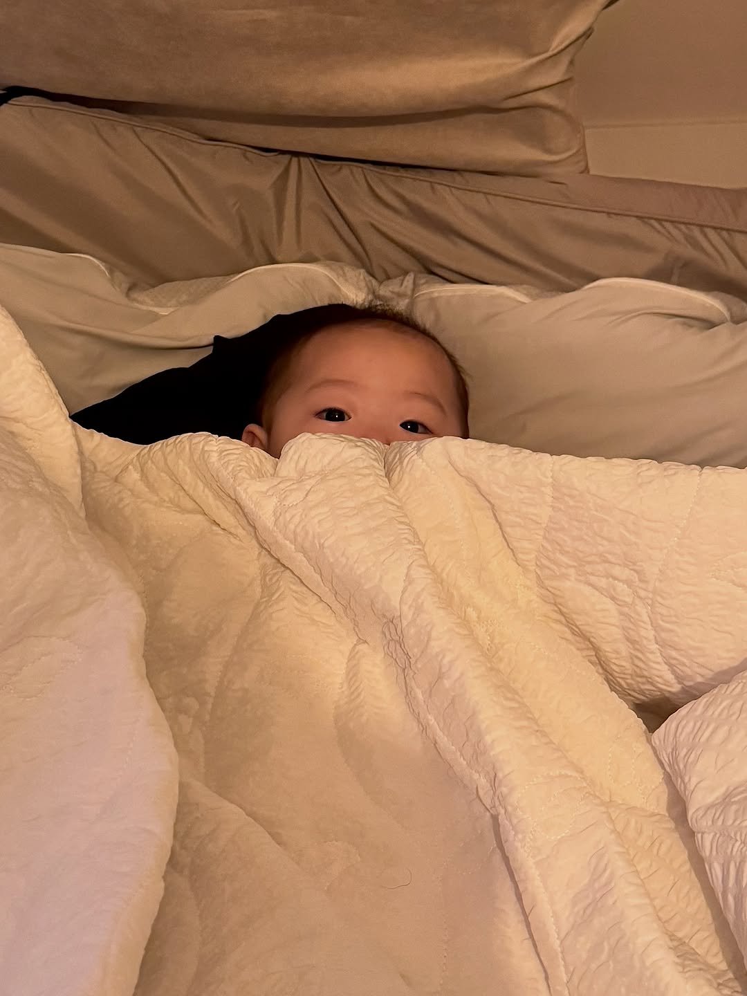 Photo shared by 죠니 혹은 체리맘 on September 14, 2025 tagging @gwakzi. May be an image of 1 person, baby, sleeping, beanbag chair, blanket, bedroom and text.