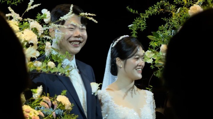 jong__e 게시물 이미지: 억지로 웃느라 경련 오는 사람도 있다던데 
나는 웃는 사진 밖에 없더라
엄마 아빠도...