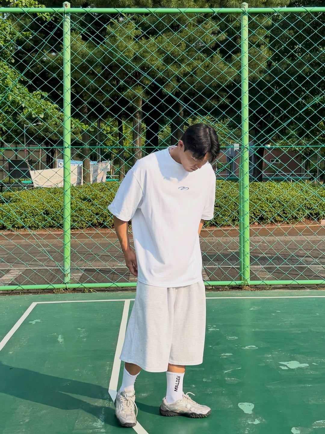 jong_be_a 게시물 이미지: @malden_official 

더운 여름🫐

@malden_ootd