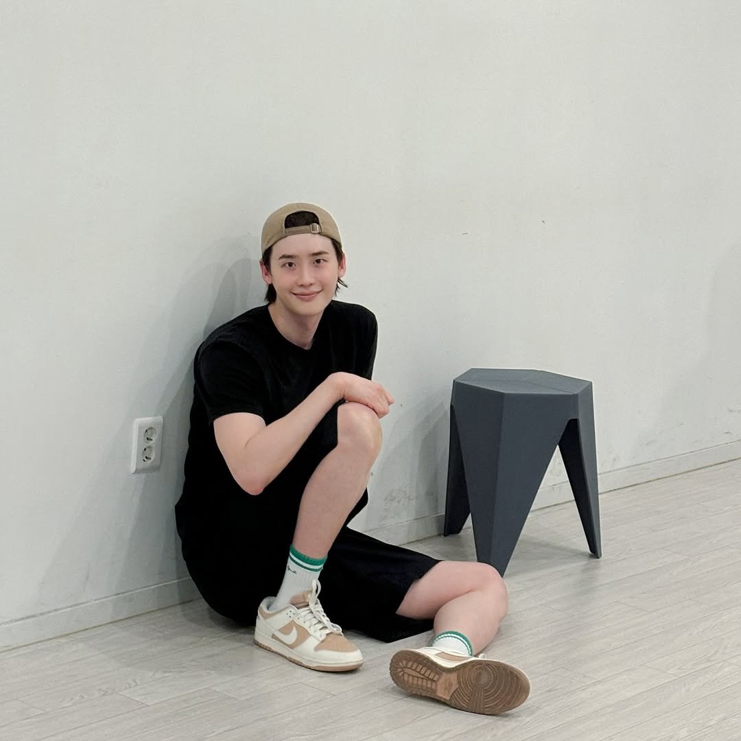 Photo by 이종석 on October 02, 2025. May be an image of sock, sweatpants, shorts and text.