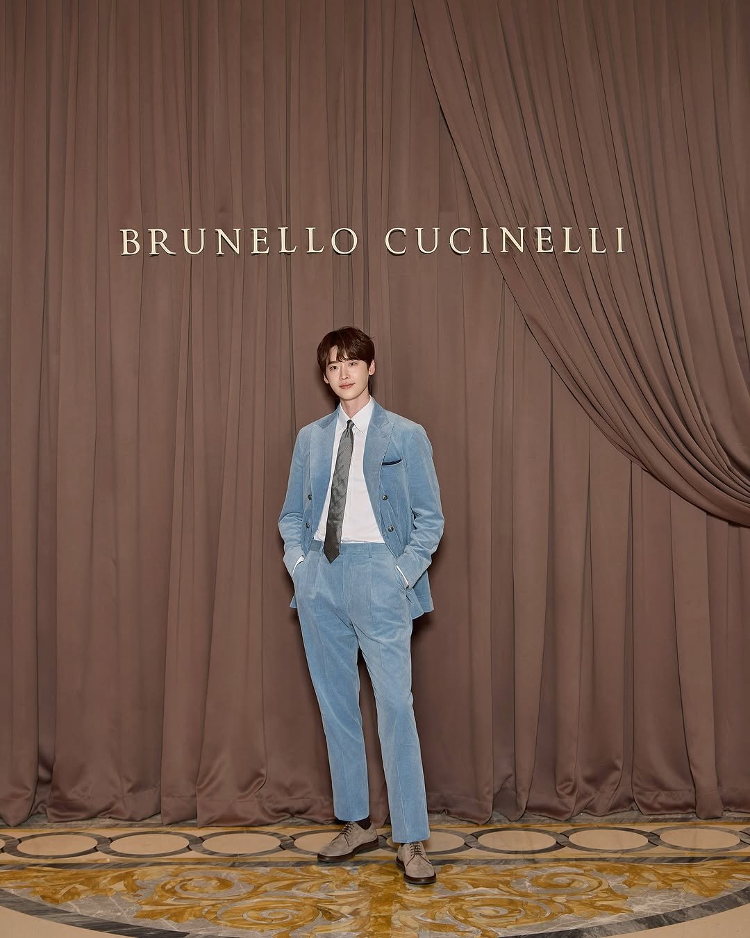 Photo shared by 이종석 on October 24, 2025 tagging @brunellocucinelli_brand. May be an image of suit, blazer and dinner jacket.
