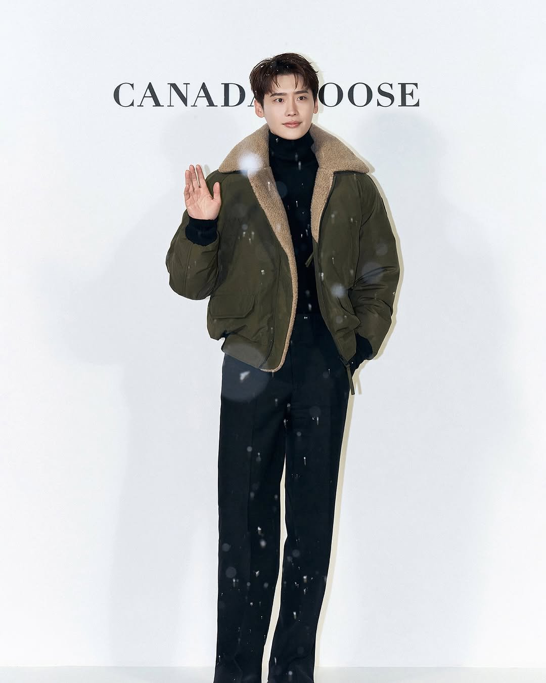 Photo shared by 이종석 on December 07, 2025 tagging @canadagoose. May be a doodle of duffle coat, overcoat, goosedown coat, poster, parka and flight jacket.