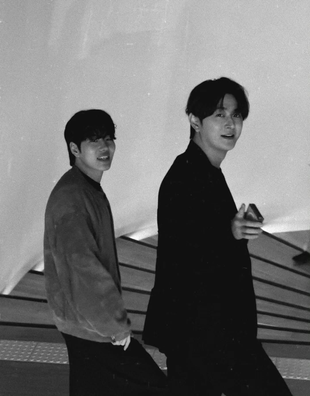 Photo shared by 방송인 이종우 ᴊᴏɴɢ ᴡᴏᴏ on December 30, 2025 tagging @seoulvibe_official. May be a black-and-white image of one or more people, bangs and text.