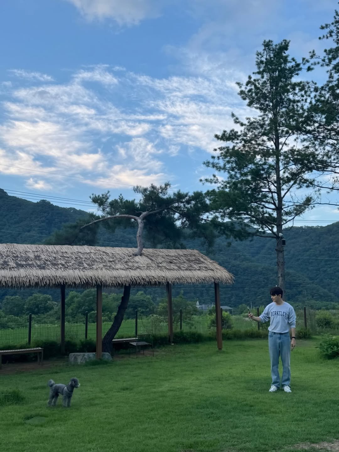 Photo shared by 방송인 이종우 ᴊᴏɴɢ ᴡᴏᴏ on July 17, 2025 tagging @leetoby_. May be an image of 1 person, pie, grass, cloud and text.