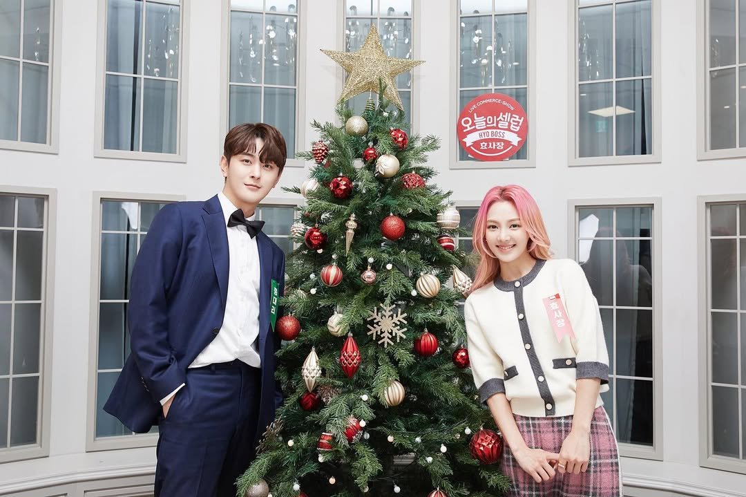 Photo shared by 방송인 이종우 ᴊᴏɴɢ ᴡᴏᴏ on December 31, 2021 tagging @hyoyeon_x_x, @smtown_andstore, and @livecommercekorea.