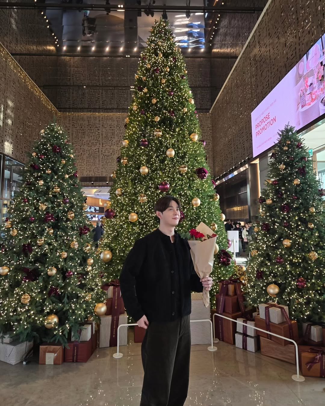 Photo by 방송인 이종우 ᴊᴏɴɢ ᴡᴏᴏ on December 25, 2025. May be an image of christmas tree, tinsel and text.