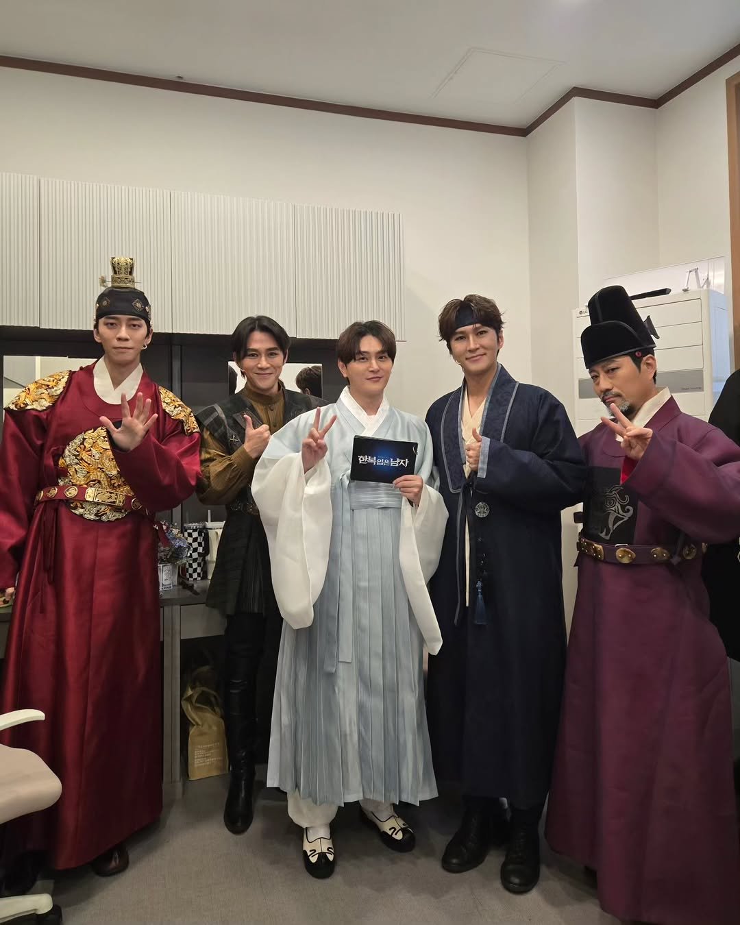 Photo shared by 방송인 이종우 ᴊᴏɴɢ ᴡᴏᴏ on December 09, 2025 tagging @shin_sung_rok, and @seonyong_yoon. May be an image of text that says '행복 한복의남자 남자'.