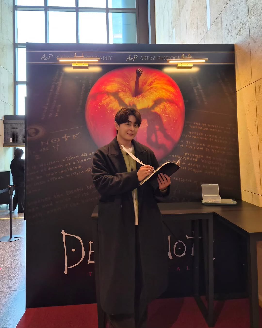 Photo by 방송인 이종우 ᴊᴏɴɢ ᴡᴏᴏ on November 06, 2025. May be an image of apple, overcoat, duffle coat, cloak and text.