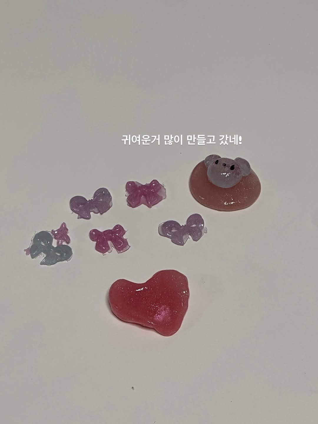 Photo by 주아로그 | 워크 앤 육아 밸런스 on July 24, 2025. May be an image of ‎heart and ‎text that says '‎귀여운거 많이 만들고 갔네! ي‎'‎‎.