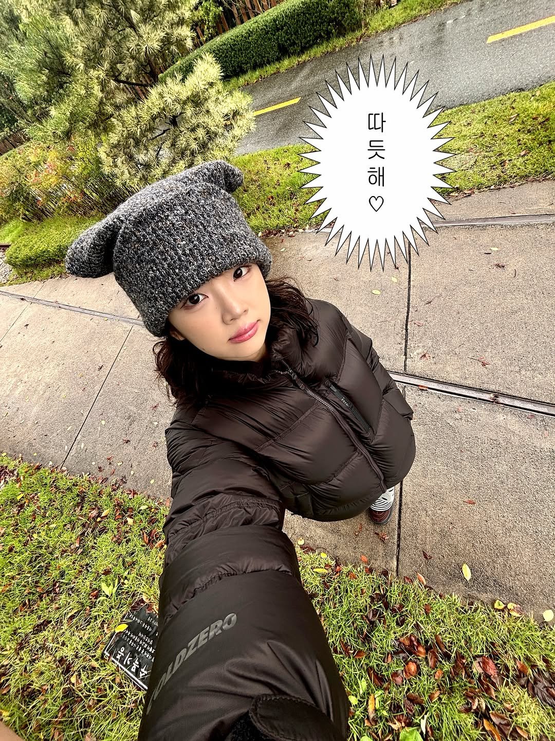 Photo shared by 🎈🫧🍮🎀🍀🌷☀️🍓🎆✌️🪄 on October 25, 2025 tagging @millet_korea. May be an image of duffle coat, goosedown coat, raincoat, parka, face mask, outdoors and text.