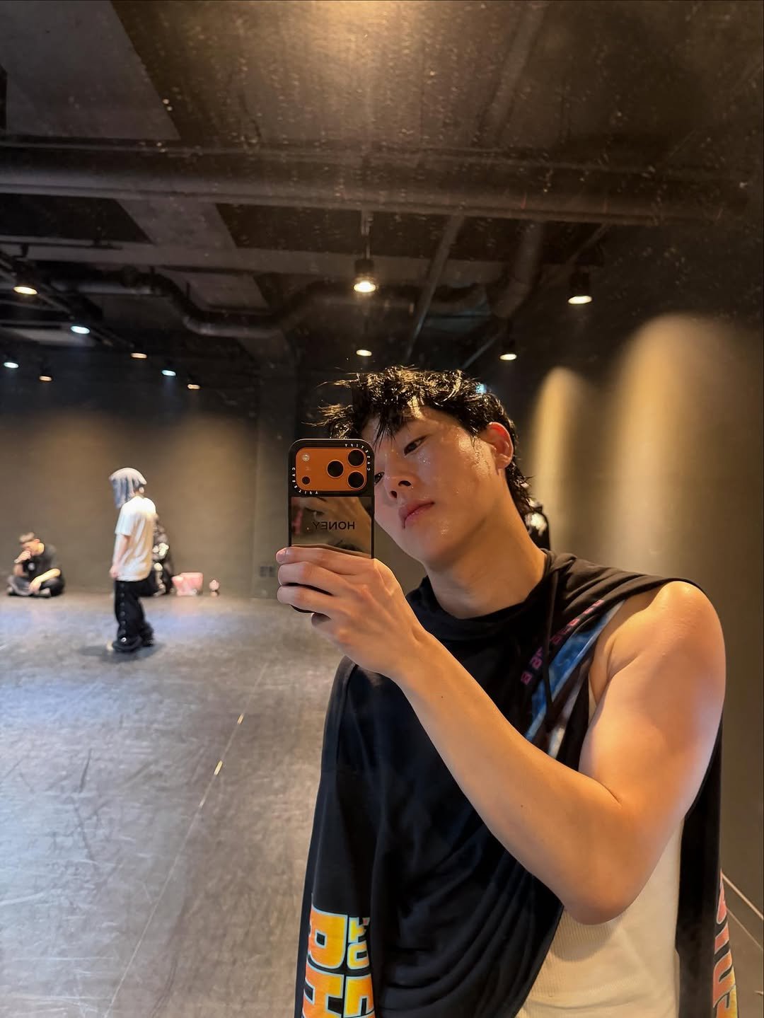 Photo by 주헌 joohoney on November 07, 2025. May be an image of one or more people, biceps, top, mirror and text.