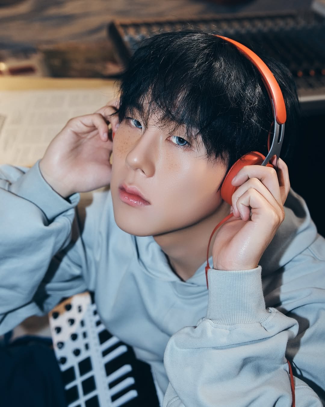 Photo by 주헌 joohoney on December 27, 2025. May be an image of one or more people, bangs and text.