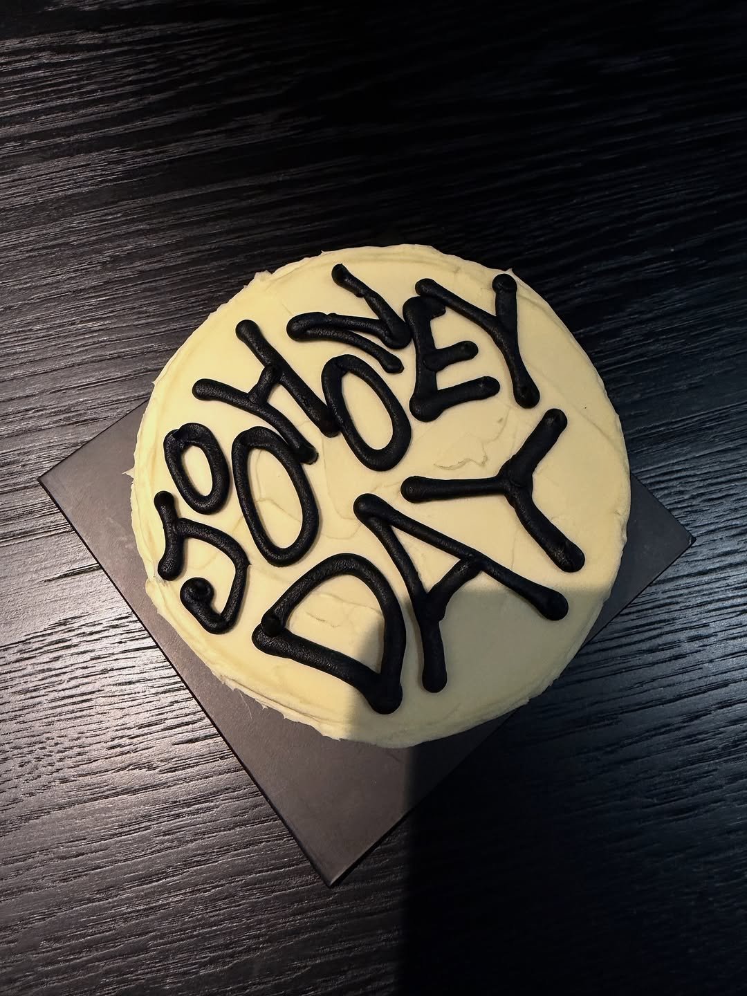 Photo by 주헌 joohoney on October 06, 2025. May be an image of cheesecake, chocolate cake and text.