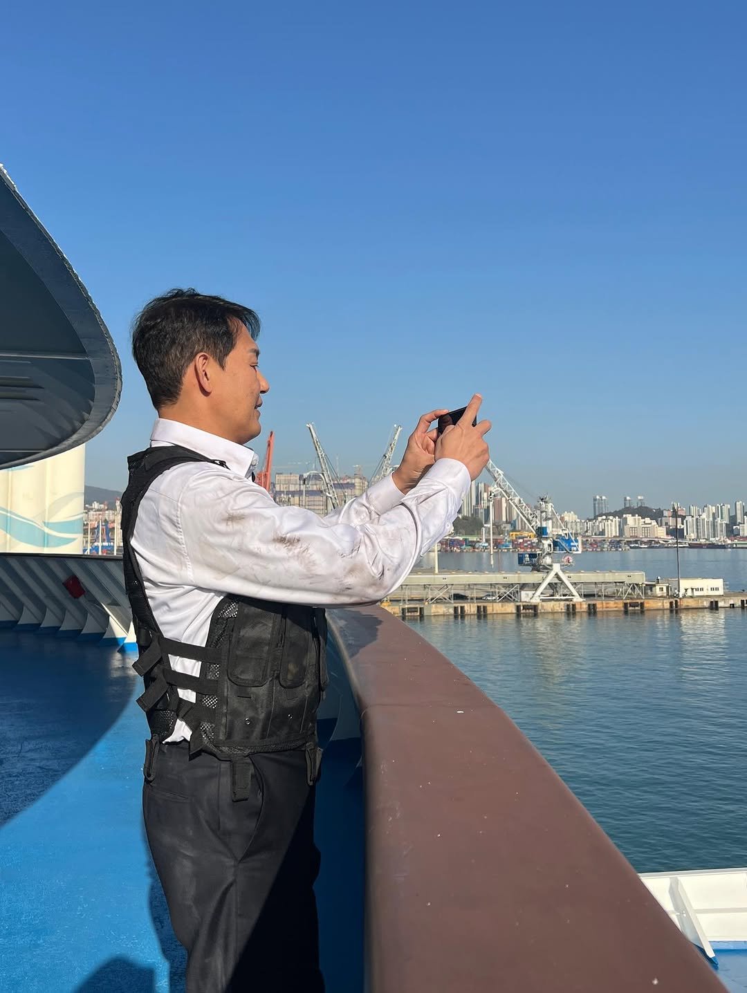 Photo by 박성웅 on December 08, 2025. May be an image of ship and the Panama Canal.