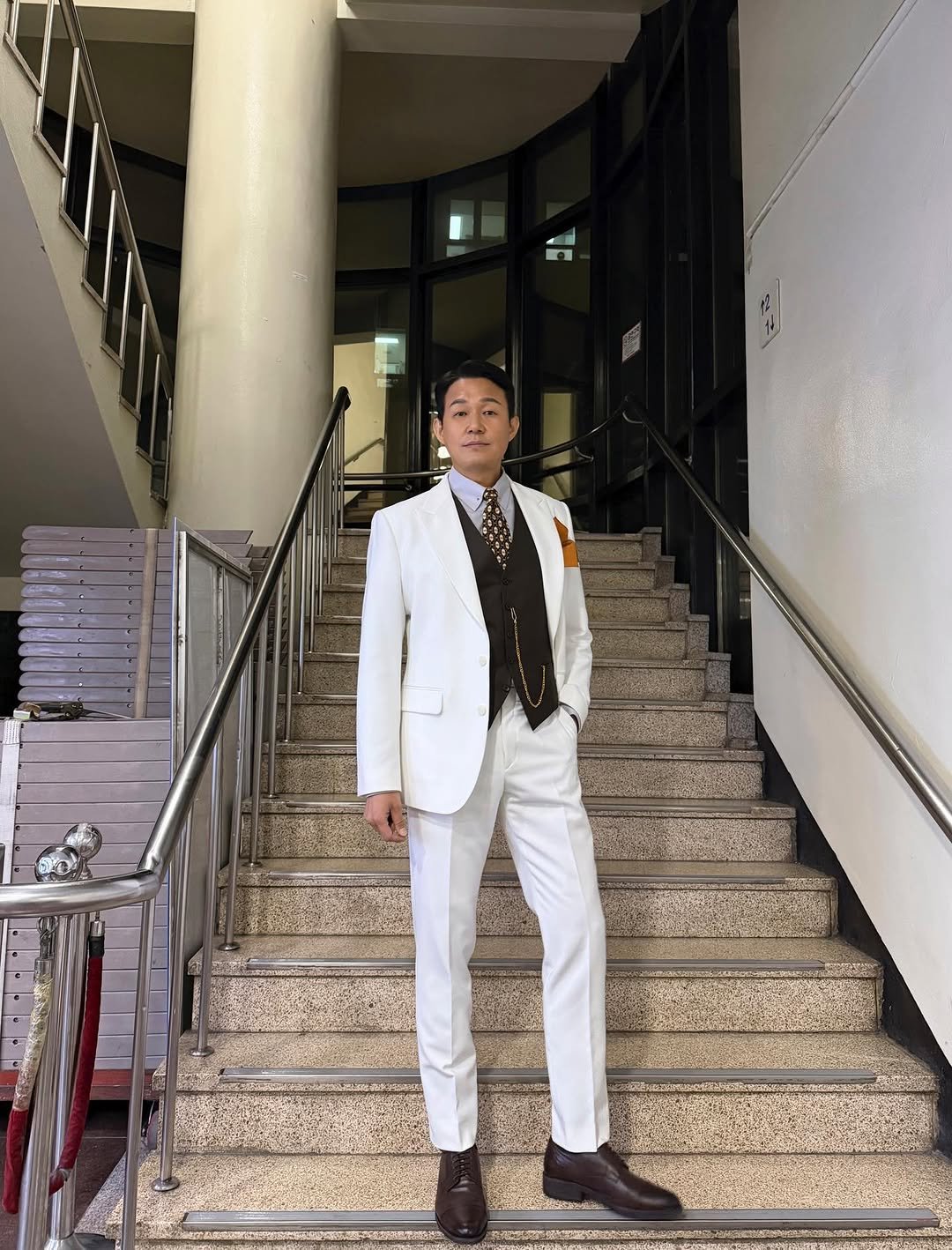 Photo by 박성웅 on December 26, 2025. May be an image of wingtip shoes, dinner jacket, barong, suit, blazer and text.