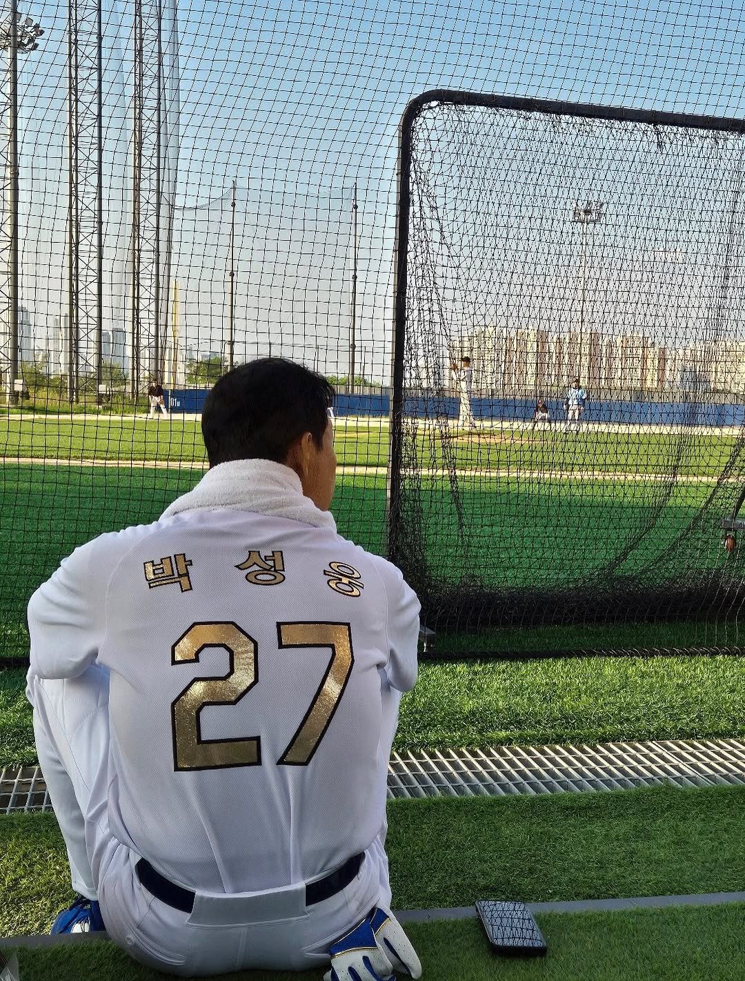 Photo by 박성웅 on August 31, 2025. May be an image of football and batting.