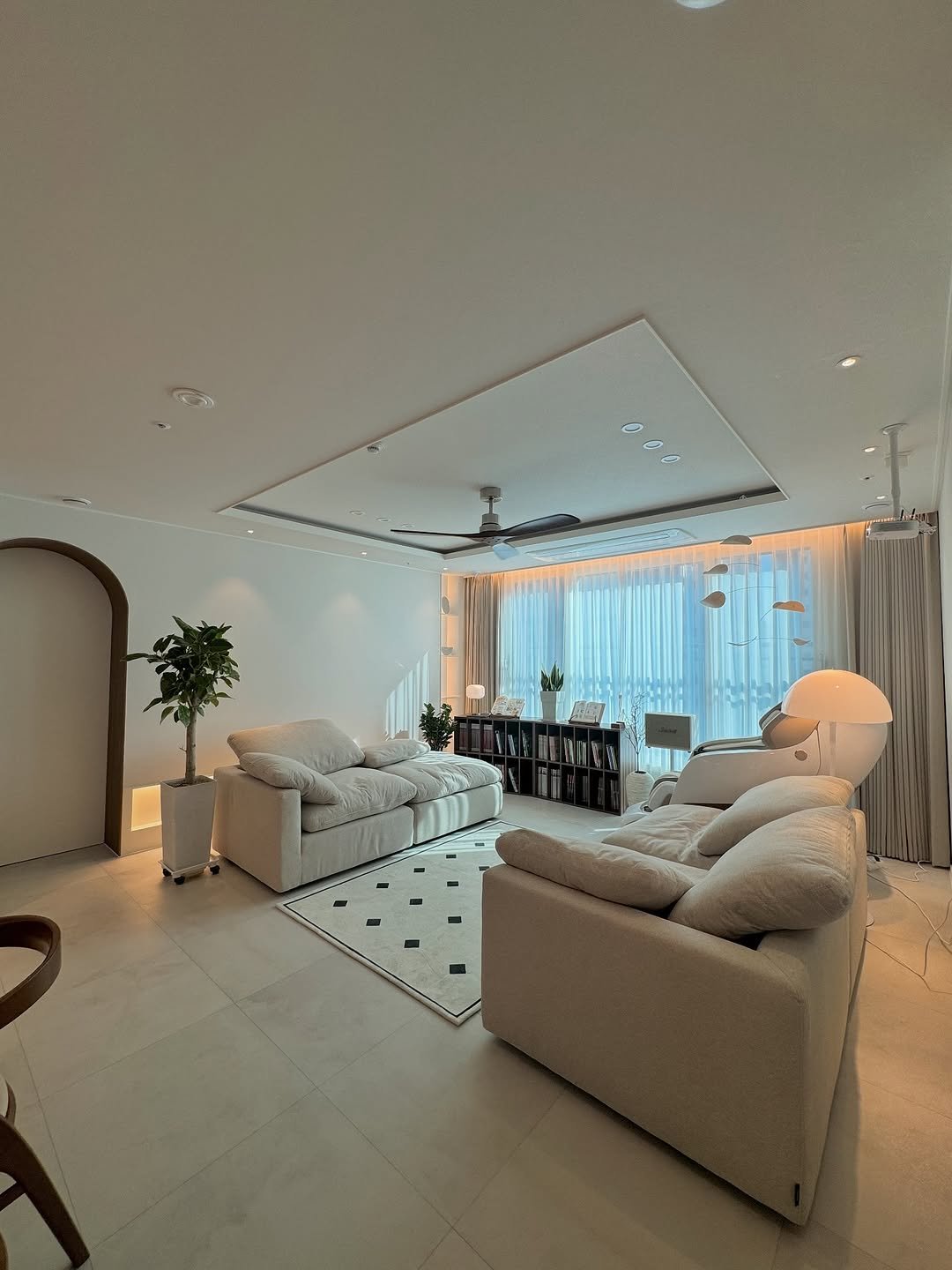 Photo by 준성담, EunheeKim on September 28, 2025. May be an image of lighting, sofa, chaise lounge, armchair, living room, indoors and text.